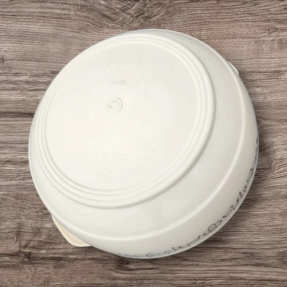 Vintage PELICANO ~ 7" Dia. ~Insulated ~ Food StorageContainer ~ Locking Lid - Picture 7 of 7